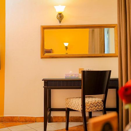 Colosseum Boutique Hotel & Spa Dar es Salaam Esterno foto
