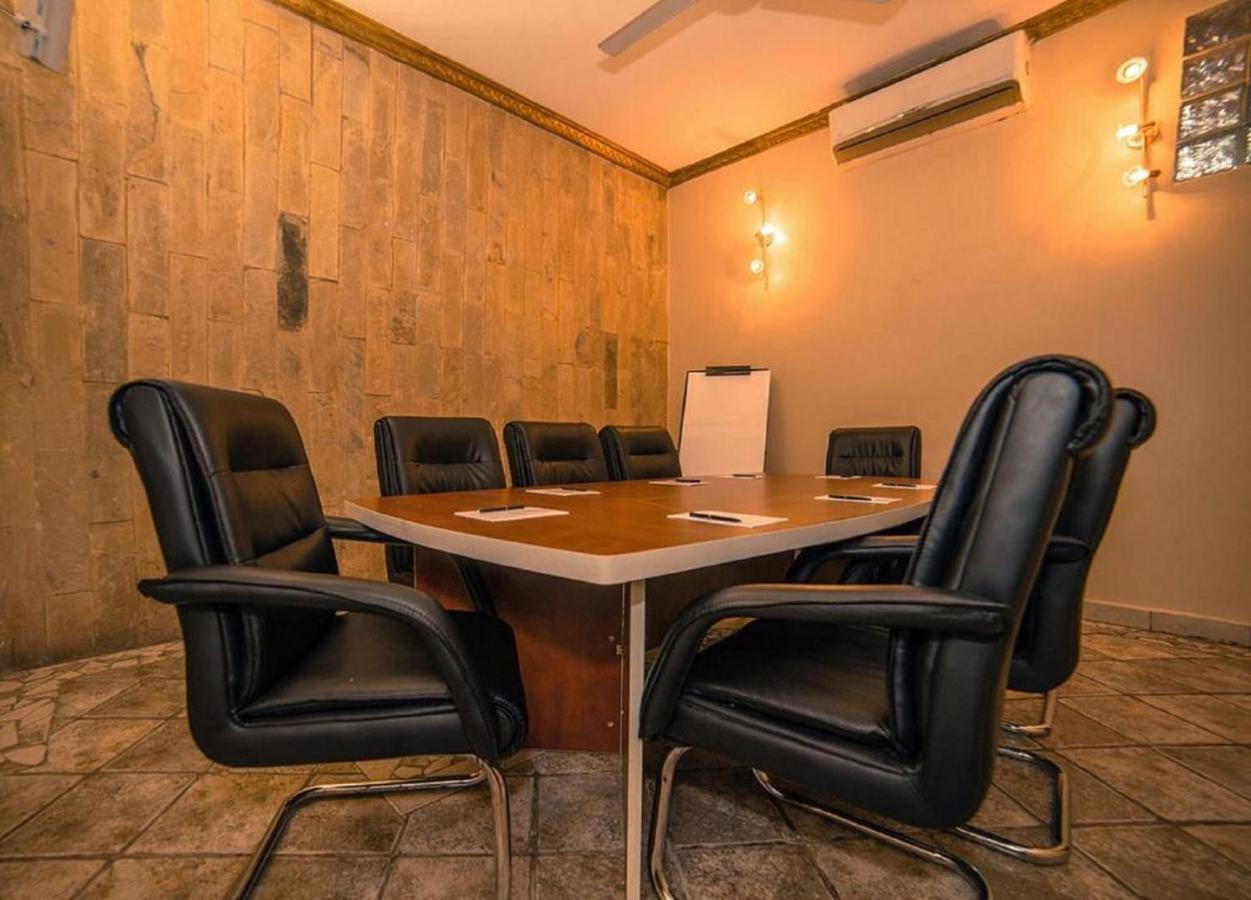 Colosseum Boutique Hotel & Spa Dar es Salaam Esterno foto